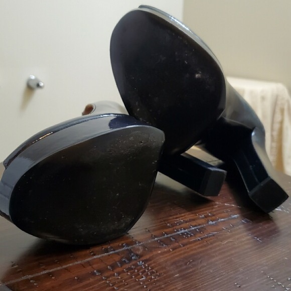 Lanvin Patent Leather Peep-Toe Pumps👠 - Picture 4 of 4